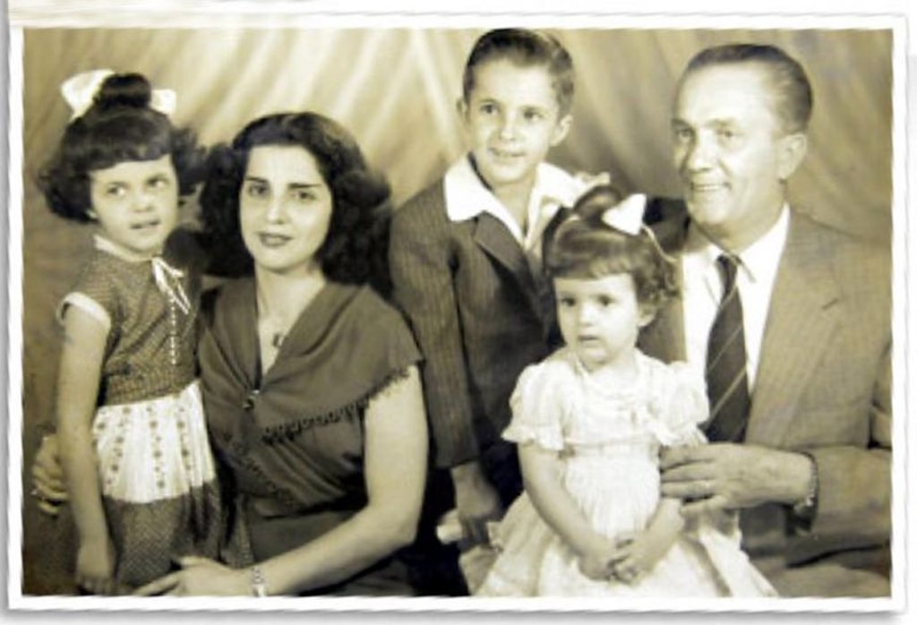 Dilma; a mãe, Dilma Jane; Igor; Zana; e o pai, Pedro Rousseff.  Dilma na infância com bom padrão de vida em Belo Horizonte