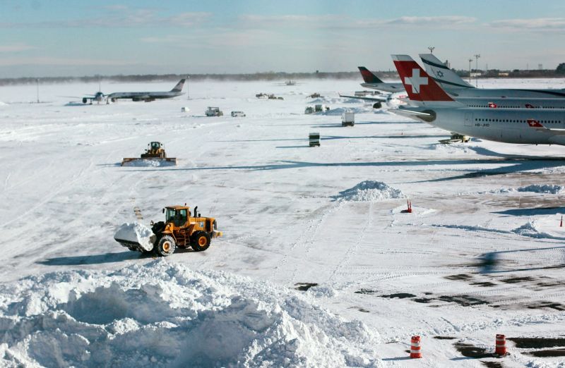 O aeroporto J.F. Kennedy, de Nova York, precisou de pesados equipamentos de remoção de neve | Chris Hondros/AFP