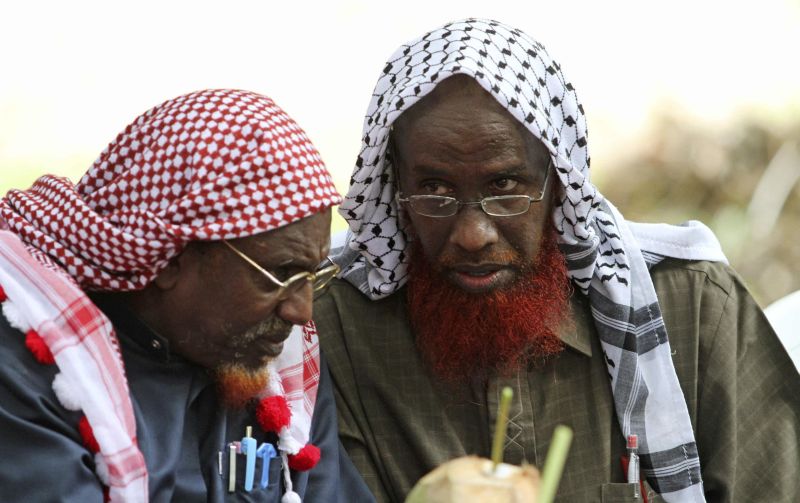 Xeque Hasan Dahir Aweys (esquerda), em reunião com membro do grupo Al-Shabab: forças rebeldes passarão a atuar juntas no chifre africano | Feisal Omar/Reuters