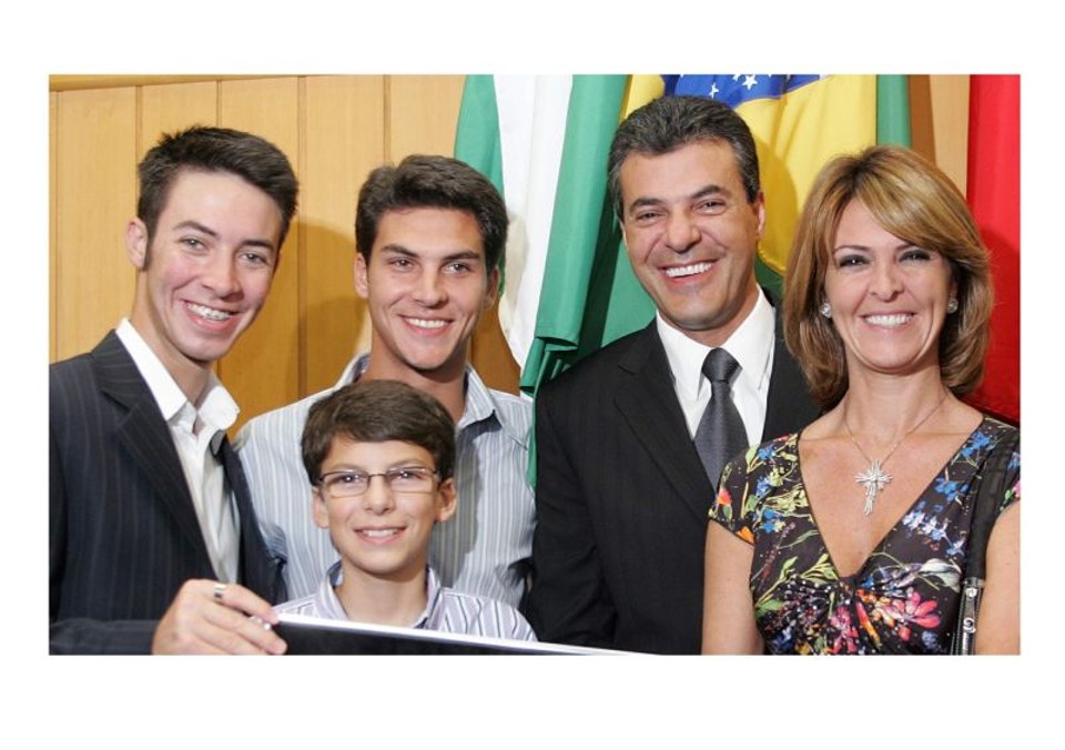 Família Richa, da esq. para a dir: os filhos André, Marcello (novo secretário municipal) e Rodrigo (de óculos), com os pais Beto e Fernanda (nova secretária estadual) | Divulgação