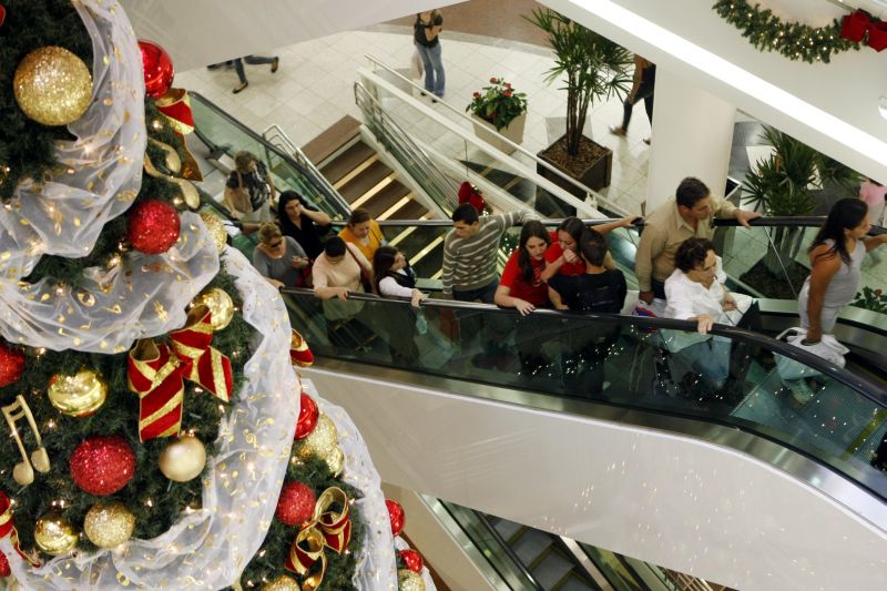 Movimentação no Shopping Mueller, em Curitiba: comércio gerou metade dos novos postos de trabalho criados no Paraná em novembro de 2010 | Albari Rosa/ Gazeta do Povo