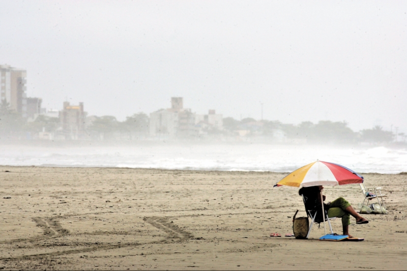 Tempo fechado na praia de Matinhos ontem à tarde: previsão do Instituto Tecnológico Simepar é de que a temporada, que terá quase um mês a mais do que a passada, tenha menos dias chuvosos | Fotos: Hedeson Alves / Gazeta do Povo