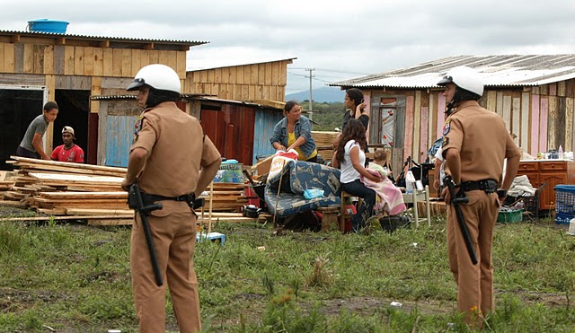 Policiais militares comandam a ação de desocupação em área invadida no bairro Guarituba, em Piraquara | Divulgação / Prefeitura de Piraquara