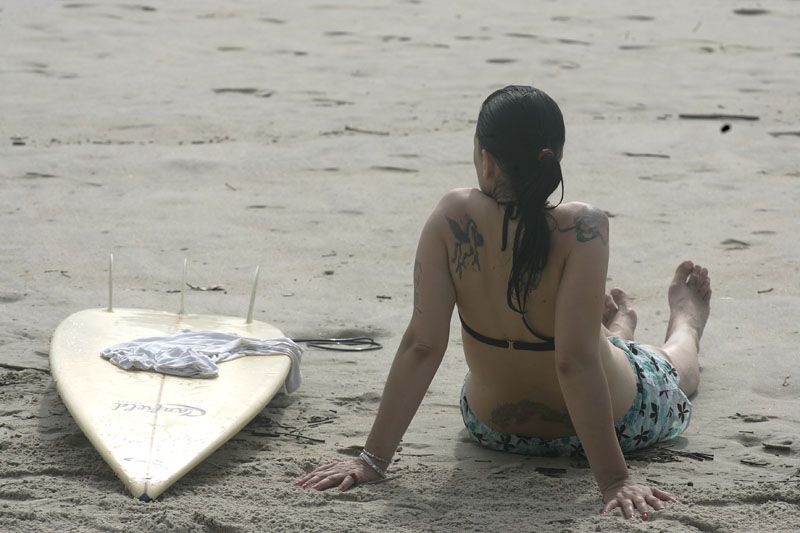 Surfista aproveita o sol na Praia Brava em Matinhos | Hedeson Alves / Agência de Notícias Gazeta do Povo