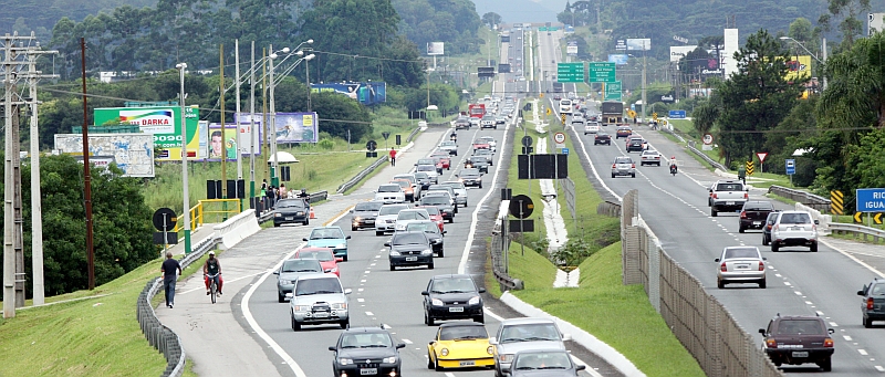 Picos de até 2,2 mil carros por hora podem ser registrados na BR-277, entre 16 e 19 horas | Jefferson Brito De Oliveira/Gazeta do Povo
