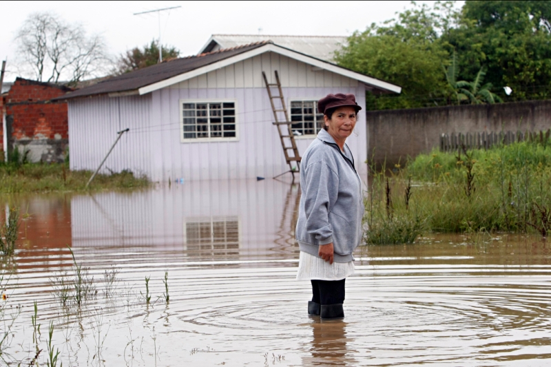 Maria Zeli de Lima, 56 anos: sem prejuízos dessa vez, ficou responsável por cuidar da casa da vizinha, que perdeu os móveis | Albari Rosa / Gazeta do Povo