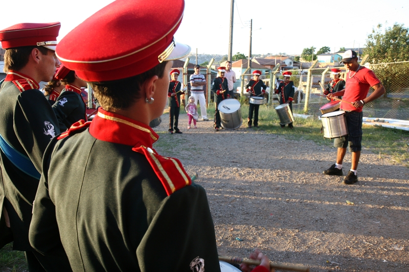 Para entrar em grupo de fanfarra, crianças e adolescentes de vila de Ponta Grossa tiveram de sair da rua e ir bem na escola | Marcelo Elias/Gazeta do Povo