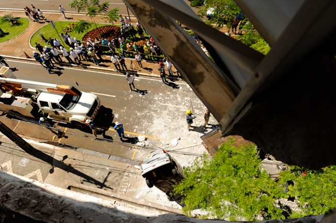 O carro caiu de um estacionamento que fica no 3º andar do prédio | 