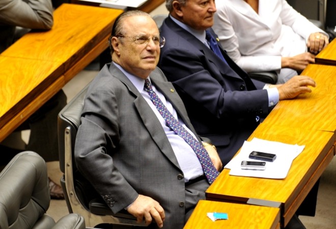 Maluf lá -O ministro Marco Aurélio Mello, do Tribunal Superior Eleitoral (TSE), concedeu uma liminar que garante ao deputado federal Paulo Maluf (PP-SP, foto) o direito de ser diplomado para um novo mandato na Câmara. Ao decidir a favor de Maluf, Marco Aurélio levou em conta o fato de o Tribunal de Justiça de São Paulo ter anulado uma condenação contra o deputado. Antes da decisão do TJ, Maluf era considerado ficha-suja, já que tinha sido condenado por improbidade |