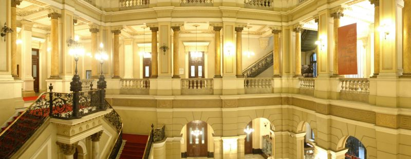 Projetado pelo general Francisco Marcelino de Sousa Aguiar, o prédio-sede da BN é imponente, com estilo eclético, amplos salões, colunas e pé-direito alto | Adriano V. Carneiro/Gazeta do Povo