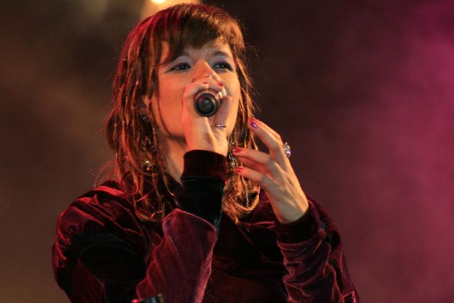 A cantora Janaína Fellini, durante apresentação no Festival de Antonina, em 2010 | Babi Torres/Divulgação