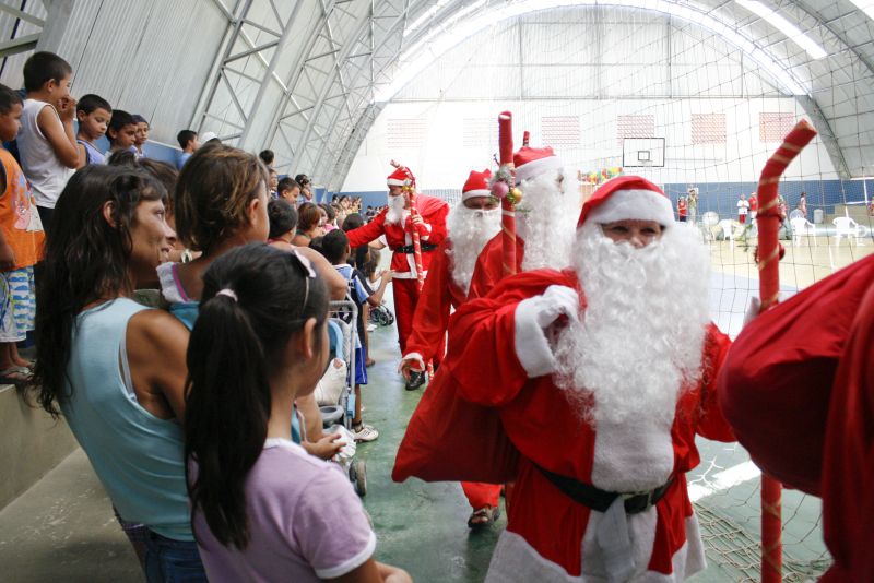 Noéis fizeram a alegria de 300 crianças do bairro Bom Retiro, em Matinhos | Bianca Garmatter/Gazeta do Povo