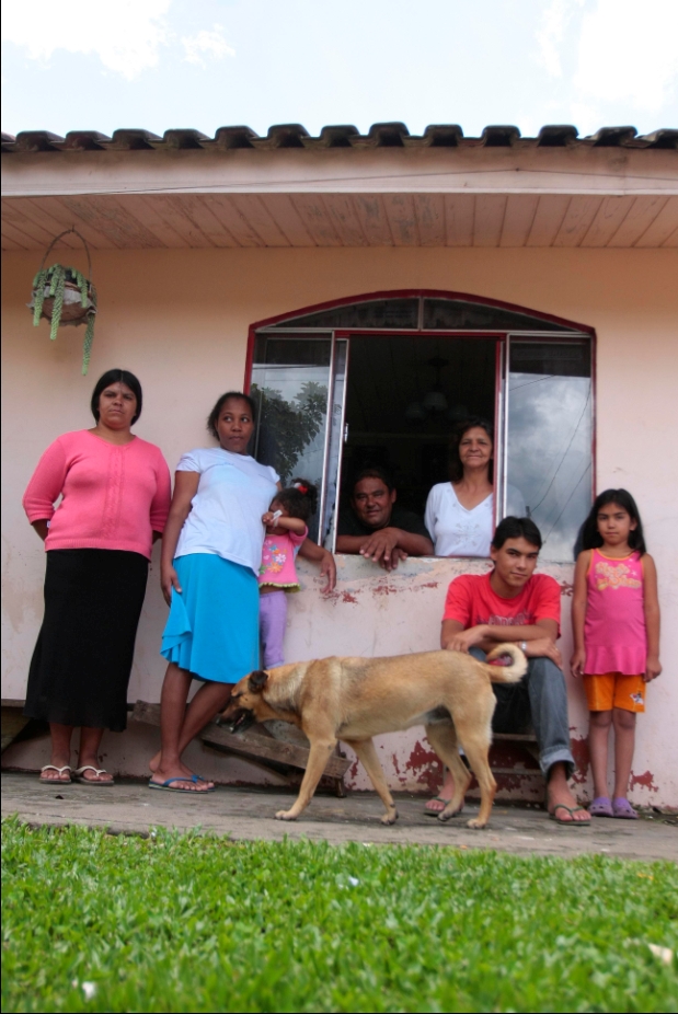 Pedro Eredes da Silva (na janela) não quer deixar a casa da família para trás | Walter Alves / Gazeta do Povo