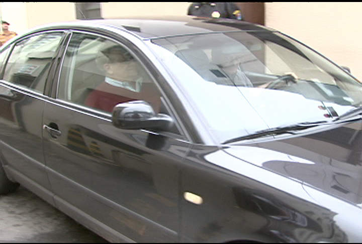 Bibinho, no banco do passageiro, deixa a prisão na manhã deste sábado | Rafael Trindade/Reprodução/RPCTV