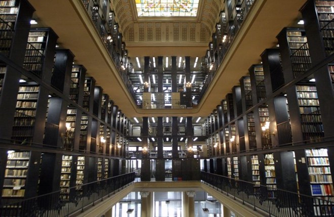 Uma das torres do edifício: centenas de estantes de aço abrigam o vasto acervo da Biblioteca Nacional |