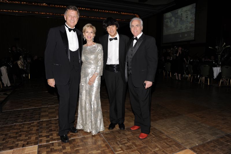 O badalado arquiteto curitibano Rodolfo Doubek Filho (à esq.) e seu sobrinho Igor Araújo com Anka Palitz, do jet set novaiorquino, e o escultor Peter Rubino em recente encontro em Nova York, no jantar de gala pelos 25 anos da Carrer Transition for Dancers, braço da Fundação Caroline Newhouse. Doubek foi convidado para o evento pelos herdeiros de Caroline, de quem ele era amigo desde a década de 80 |