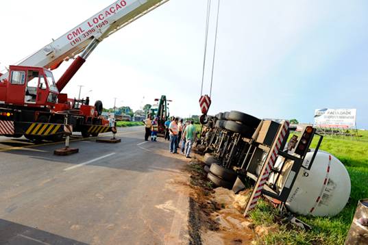 Segundo a PRF, três guindastes foram precisos para dar conta da operação de retirada | Fábio Dias/Gazeta Maringá
