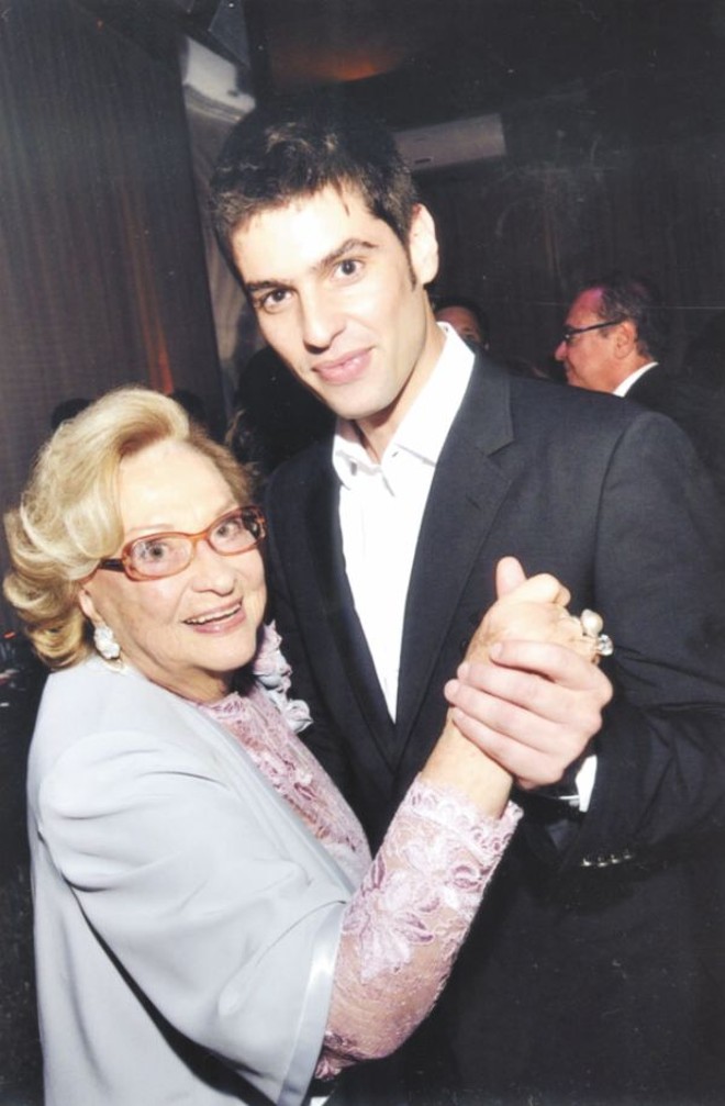 Ing Camargo dançando com o neto Omar Camargo | 