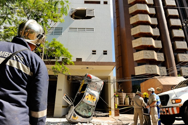 Em dezembro, um carro caiu do 5º andar de um prédio no centro de Maringá. Três pessoas se machucaram, mas sem gravidade | 