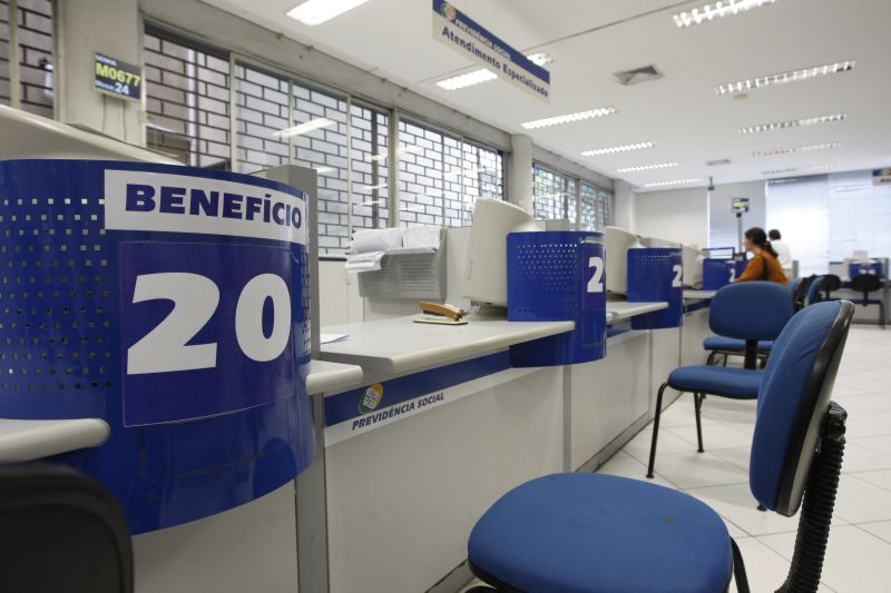 Atendimento da Previdência Social no centro de Curitiba: novo fator previdenciário começou a valer ontem | Daniel Castellano/ Gazeta do Povo