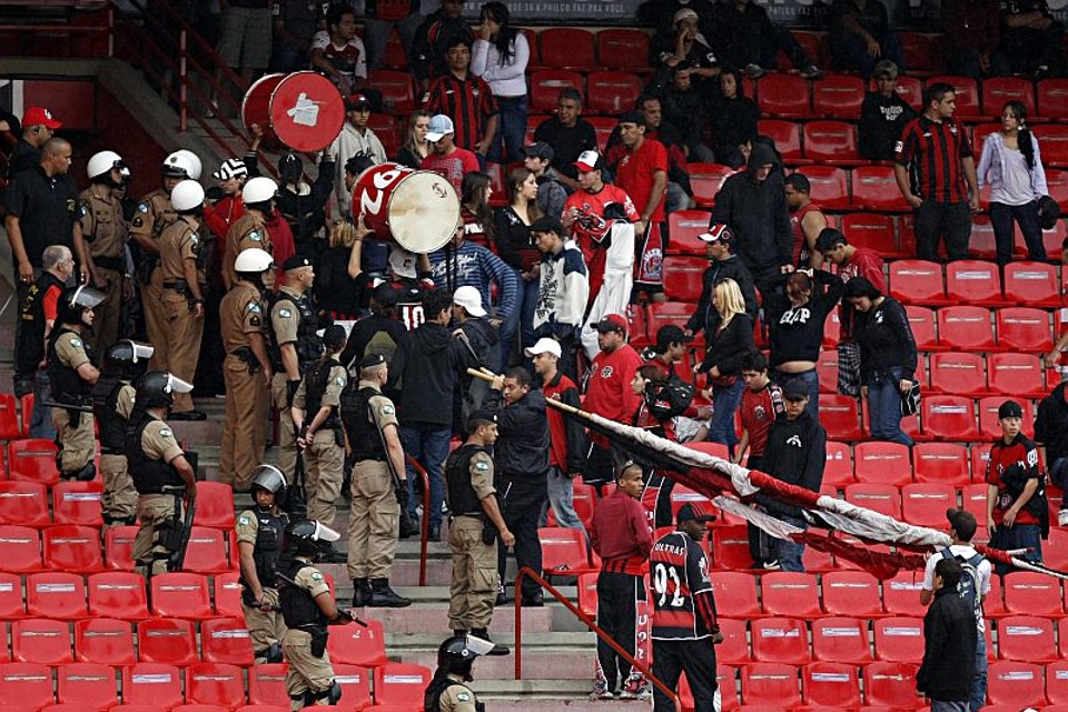Membros da Ultras são retirados durante a partida contra o Avaí: conflitos com a Fanáticos são alvo de processo na Câmara de Ética e Disciplina | Albari Rosa / Agência de Notícias Gazeta do Povo