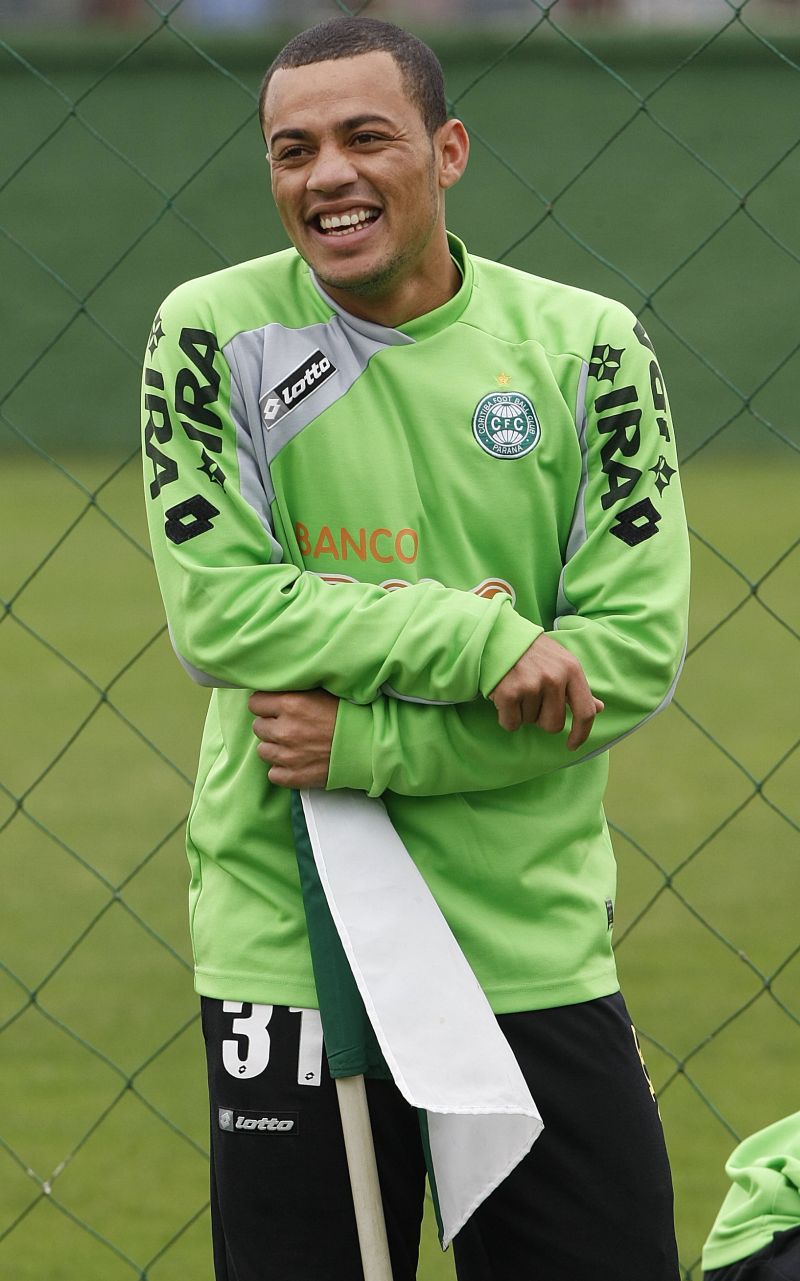 Uma reunião na sexta define o caminho que Léo Gago tomará em 2011 | Jonathan Campos/ Gazeta do Povo