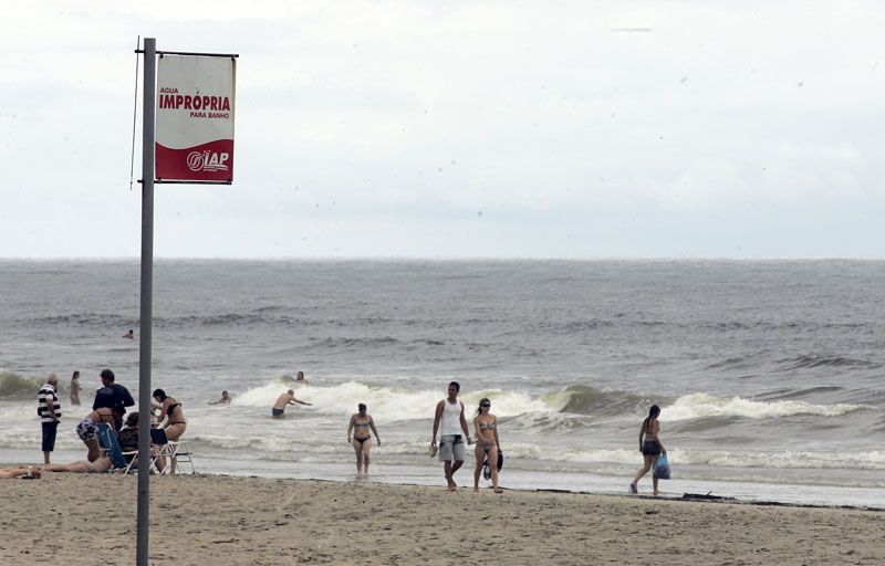 Onde houver bandeira vermelha, o banhista não deve entrar no mar em um raio de 100 metros | Hedeson Alves / Gazeta do Povo