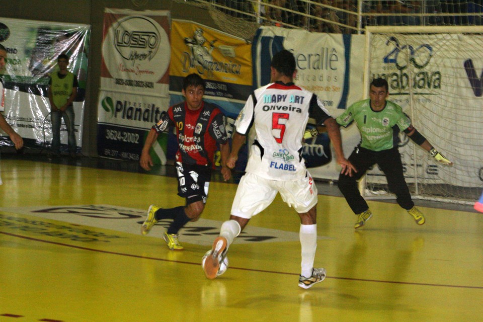Guarapuava põe emoção na finalíssima Oliveira (5) se consagrou ao marcar quatro dos cinco gols do Guarapuava contra o Cascavel | Douglas Belan / Dário de Guarapuava