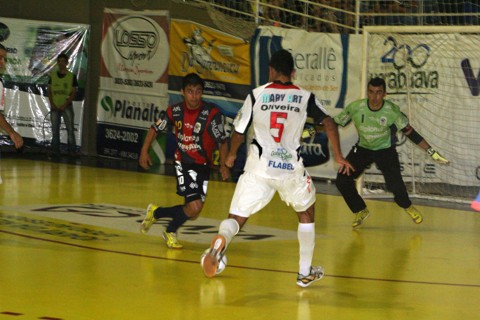 Guarapuava põe emoção na finalíssima Oliveira (5) se consagrou ao marcar quatro dos cinco gols do Guarapuava contra o Cascavel | Douglas Belan / Dário de Guarapuava