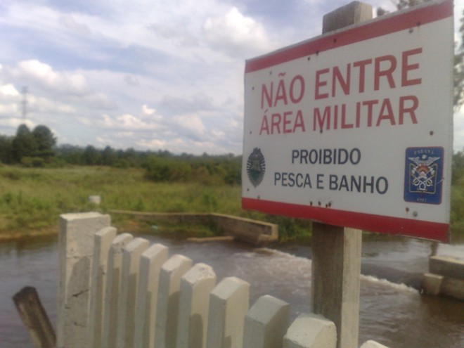 Placas no local informam que é proibido nadar e pescar | 