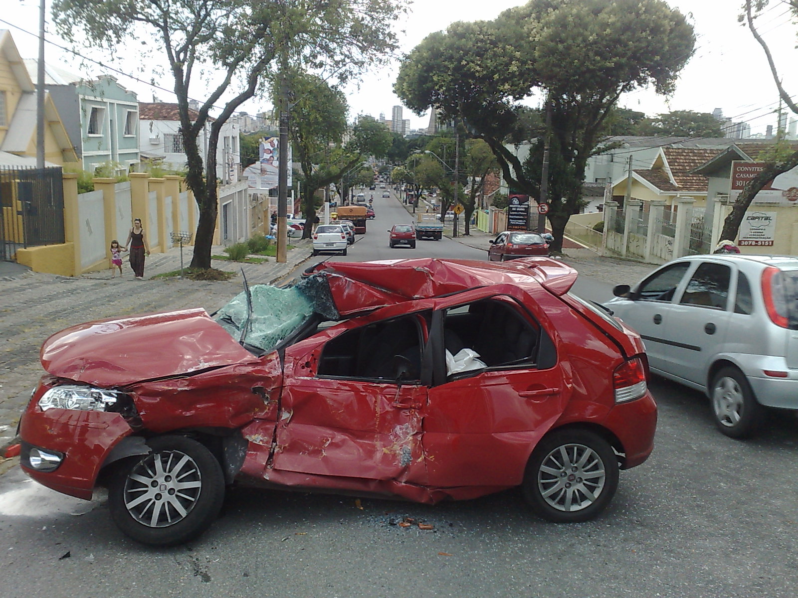 Veículo que teria cruzado a frente do ônibus ficou bastante danificado e a motorista foi levada para o hospital com ferimentos graves na cabeça | Heliberton Cesca / Gazeta do Povo