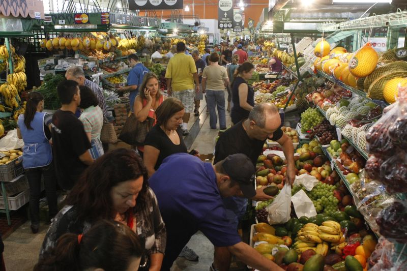 Depois de garantir o presente, ontem foi dia de ir ao Mercado Municipal buscar os ingredientes da ceia | Marcelo Elias/ Gazeta do Povo