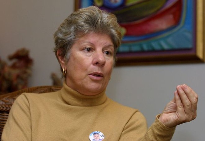 Nova paranaense -Os deputados estaduais aprovaram ontem uma homenagem à ex-primeira-dama Maristela Requião (foto). Ela será cidadã honorária do Paraná. O projeto foi apresentado por Antônio Anibelli (PMDB), antigo correligionário de Roberto Requião (PMDB). Segundo ele, embora tenha nascido em Santa Catarina, Maristela prestou serviços importantes ao Paraná |