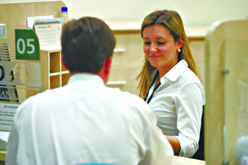 Atendente da Unicred: credibilidade junto a clientes e funcionários | Gilberto Abelha / Gazeta do Povo