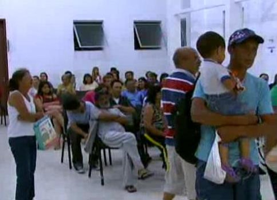 Imagem do telejornal Bom Dia Paraná mostra a sala de espera lotada | reprodução Bom Dia Paraná