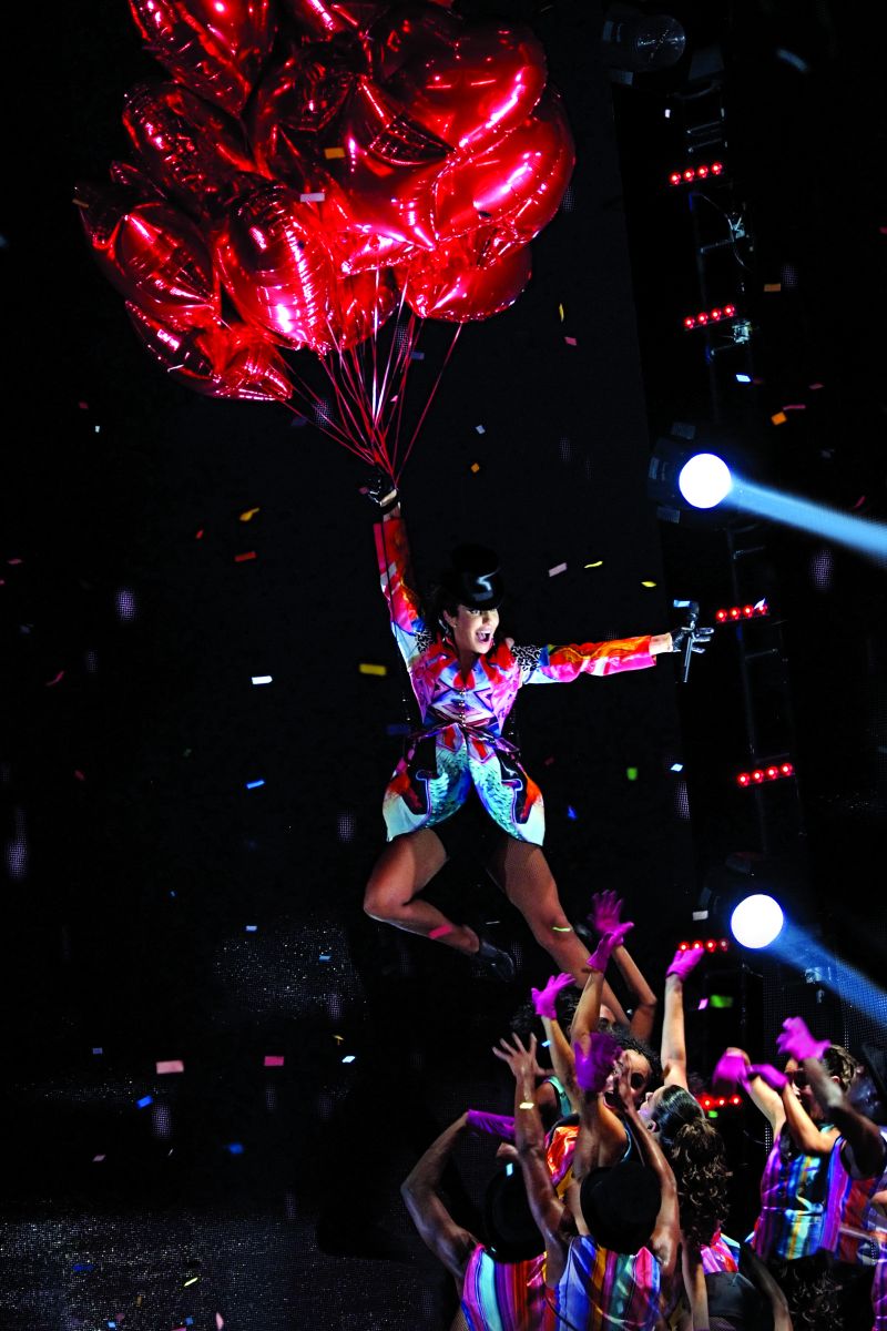 Superprodução: Ivete se despede do público e voa com balões na arena nova-iorquina | Divulgação