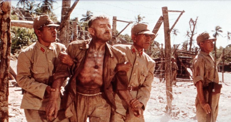 O ator britânico Alec Guinness venceu o Oscar de melhor atuação masculina, no papel de um oficial, prisioneiro de guerra, que enfrenta militares japoneses | Divulgação