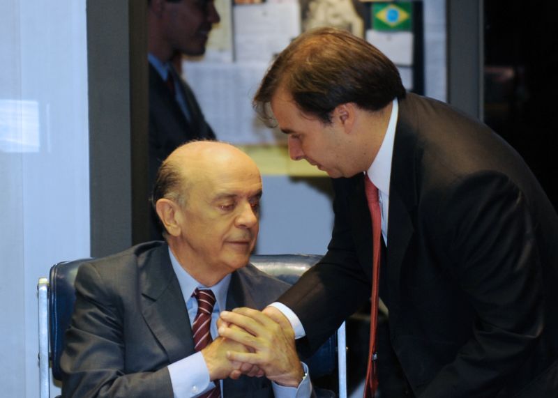 Rodrigo Maia cumprimenta José Serra em sessão em homenagem aos 100 anos de nascimento de Tancredo Neves, realizada em março deste ano | Agência Brasil