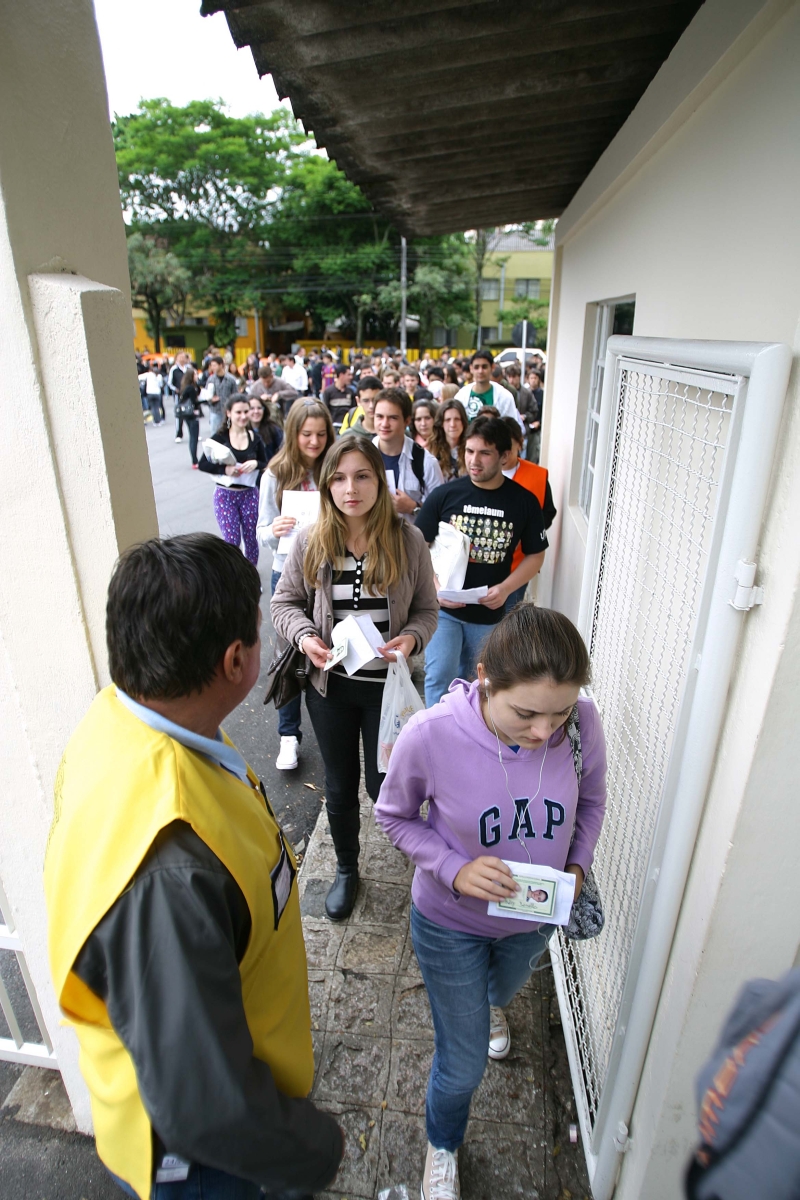 Estudantes chegam no Centro Politécnico para o 2º dia do vestibular: de 9.947 candidatos, apenas 4% não compareceram | Foto: Ivonaldo Alexandre/Gazeta do Povo
