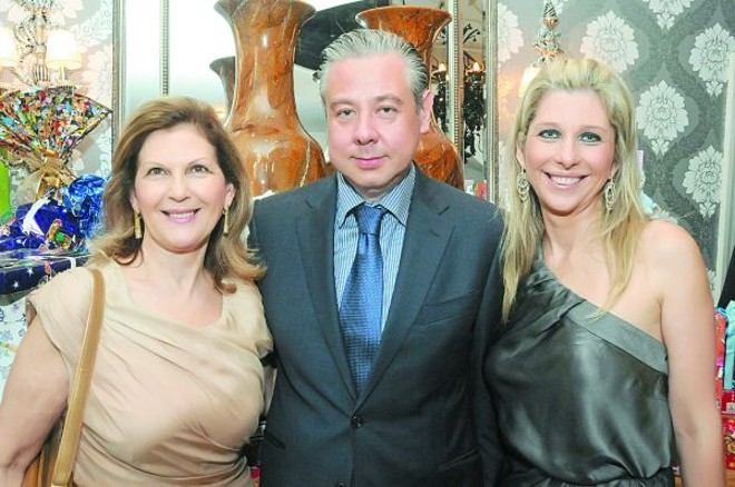 NATAL SOLIDÁRIO -Eduardo Mourão recebeu convidados para brindar o Natal na sua Studio Casa, com encantadora apresentação do Coral Curumim. Entre os presentes, que levaram brinquedos para serem entregues aos alunos da escola especial Thomaz Edison de Andrade Vieira, estavam Marli Borcath e Margarida Mercer, que abraçam o anfitrião |