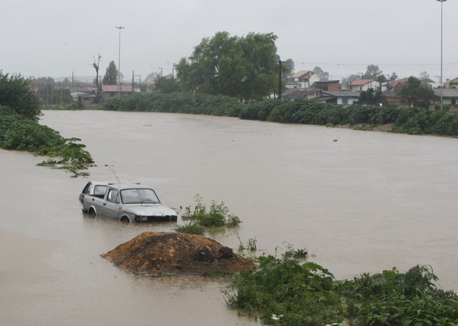 A chuva elevou o nível do Rio Atuba e a água invadiu as ruas | 