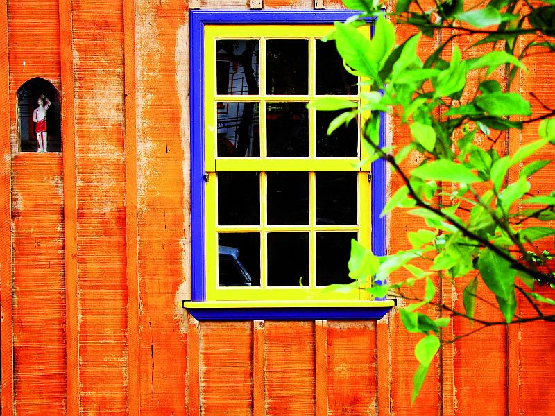 São Sebastião aparece na fachada do imóvel em madeira no bairro Água Verde | Fotos: Felipe Fontoura / Divulgação