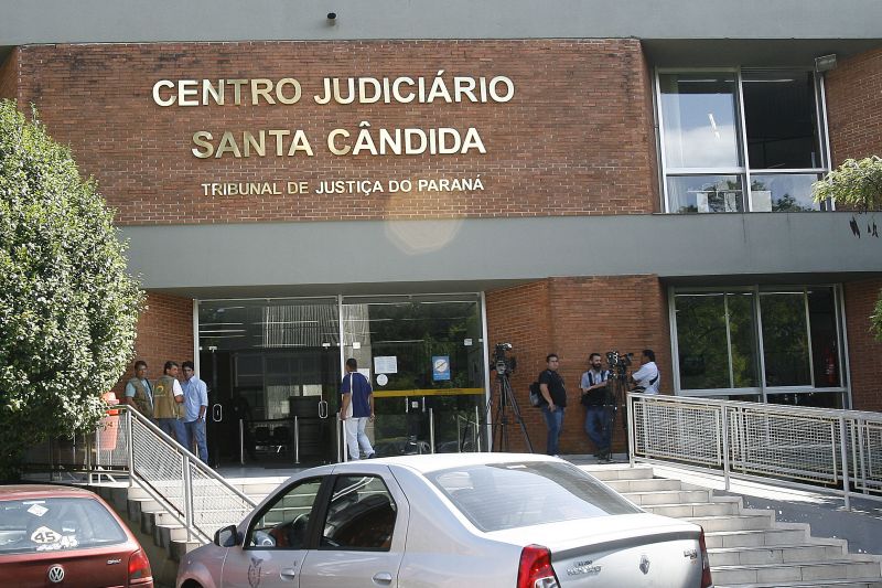 Equipes de reportagem aguardam do lado de fora do Centro Judiciário; não foi permitido fazer imagens da audiência | Valterci Santos/Agência de Notícias Gazeta do Povo