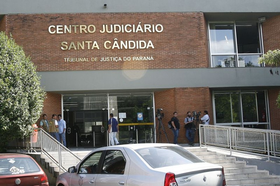 Equipes de reportagem aguardam do lado de fora do Centro Judiciário; não foi permitido fazer imagens da audiência | Valterci Santos/Agência de Notícias Gazeta do Povo