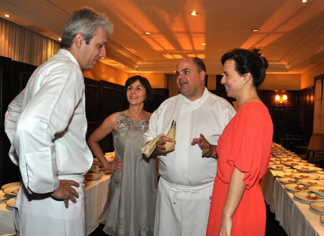 Os chefs Tarciso Lopes (à esq.) e Fabiano Marcolini, Alaíde Marcolini (ao fundo) e a paulista Maria Carolina Lara (de vermelho), do Café Nespresso, papeiam durante a Noite dos Chefs em prol do Hospital Pequeno Príncipe, nesta terça-feira, no Graciosa Country Club. Tarciso veio especialmente de São Paulo, onde comanda a cozinha do LHotel Porto Bay |
