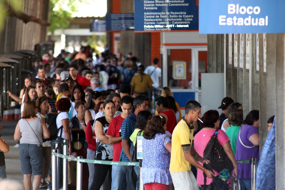 Pela manhã desta segunda-feira (27), já havia filas nos guichês das empresas de ônibus | Walter Alves - Agência de Notícias Gazeta do Povo