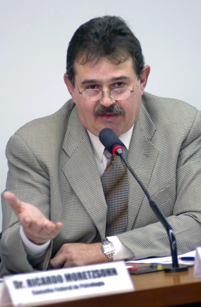 Cezar Silvestri (PPS) -*Cargo que ocupará: secretário de Desenvolvimento Urbano *Posição atual: deputado federal Engenheiro civil. Foi vice-prefeito de Guarapuava, deputado estadual eleito em 1990, 1994 e 1998. Em 2002, foi eleito deputado federal, reeleito em 2006 e em 2010. Na Câmara, presidiu a Comissão de Defesa do Consumidor e é membro das comissões de Agricultura e Pecuária, de Meio Ambiente e da Comissão Mista de Orçamento. Tem 56 anos | 