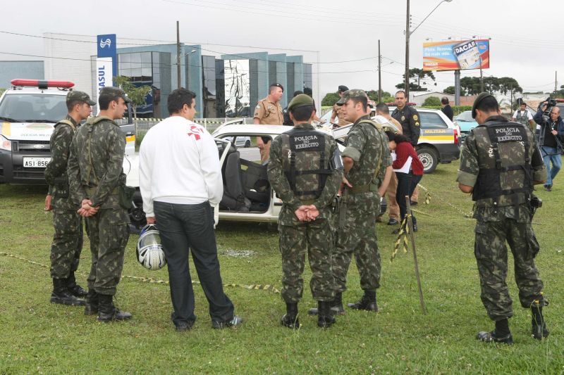 Durante a perícia, polícia do exército observa o carro em que os dois militares mortos estavam | Aniele Nascimento/ Agencia de Noticias Gazeta do Povo