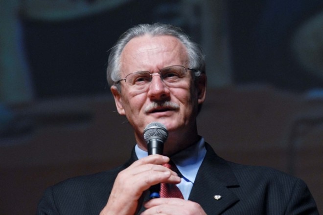 13º Salário -O governo deve depositar hoje o pagamento do 13.º salário do funcionalismo. O governador Orlando Pessuti (foto) decidiu antecipar o depósito, previsto para a próxima segunda-feira, para mostrar que as finanças do estado estão em dia. Seria uma resposta às declarações da equipe de transição do governador eleito, Beto Richa (PSDB), de que o governo não teria dinheiro para pagar os servidores |