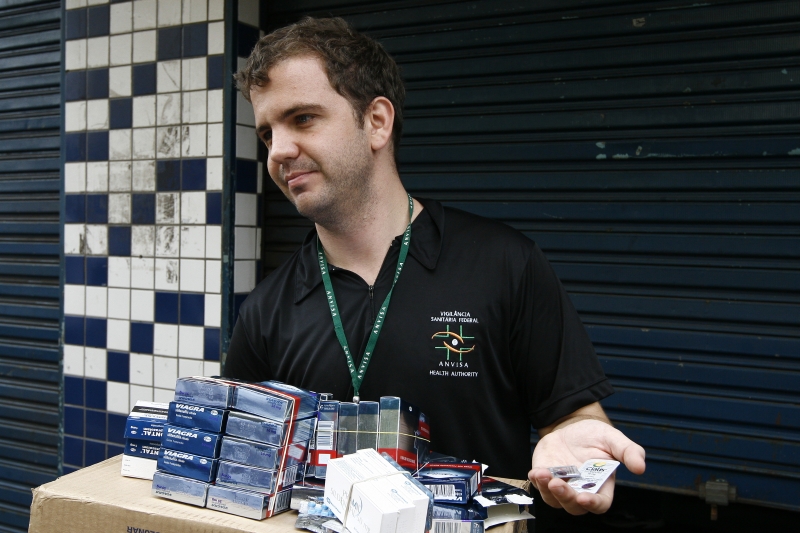 Agente da Anvisa mostra parte dos medicamentos apreendidos em um estabelecimento de Londrina | Lafaiete do Vale